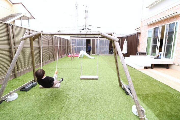 出雲市 外構工事 子供が遊べる庭のブランコと人工芝スペース