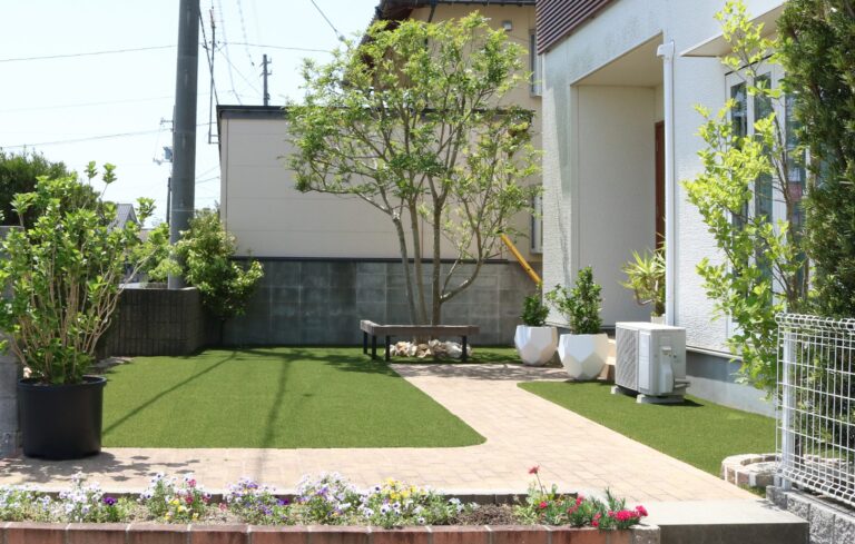 出雲市 外構リフォーム 人工芝と植栽で整備された庭